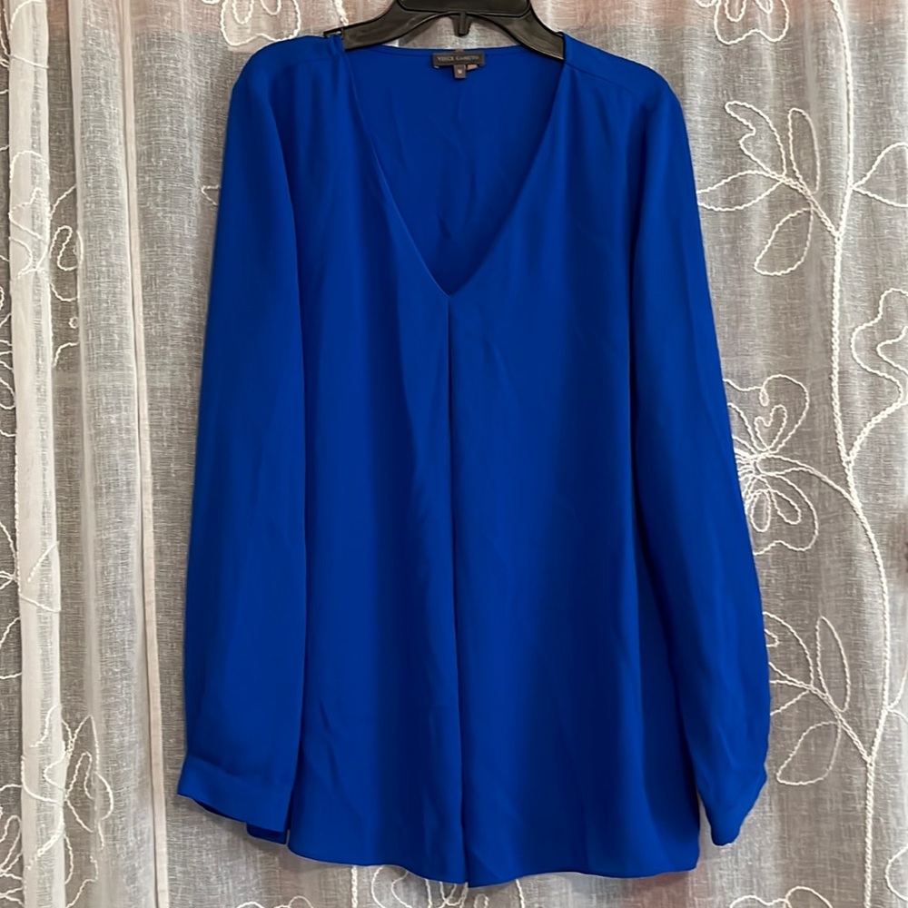Beautiful blue Vince Camuto comfortable blouse- like new M
